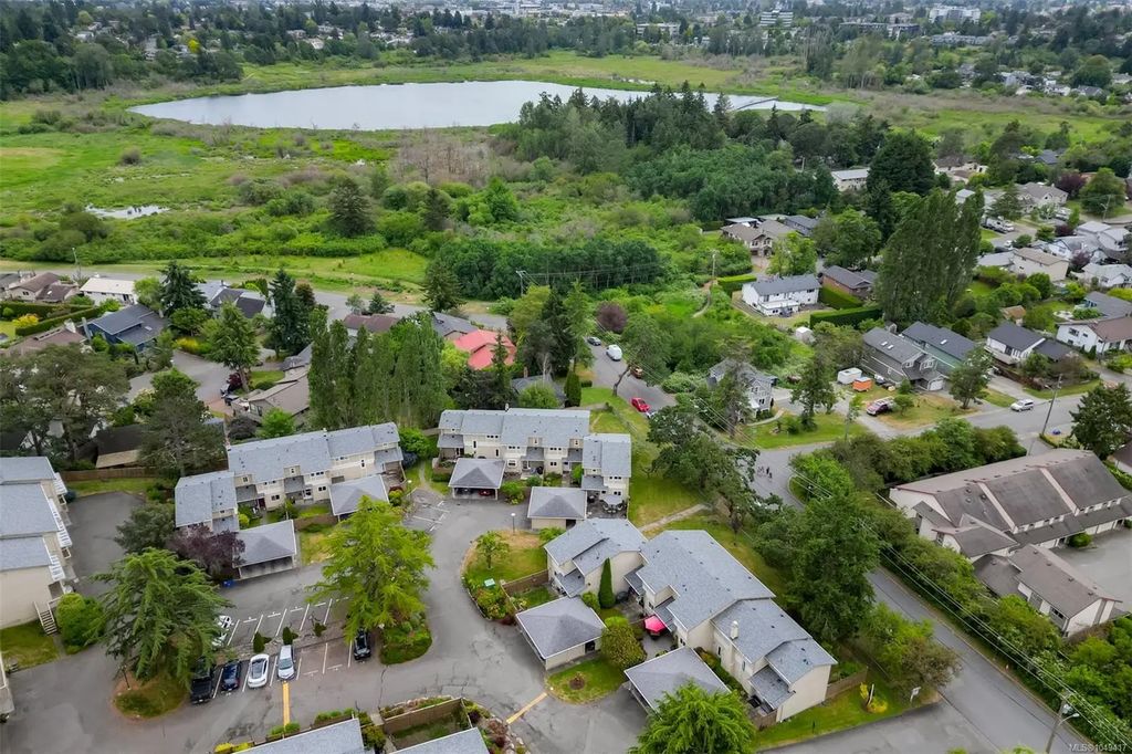 3981 Nelthorpe St 11, Saanich