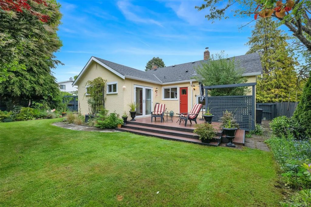868 Hampshire Rd, Oak Bay