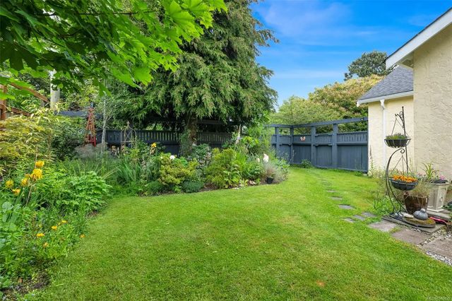 2 of 37 - 868 Hampshire Rd, Oak Bay, BC