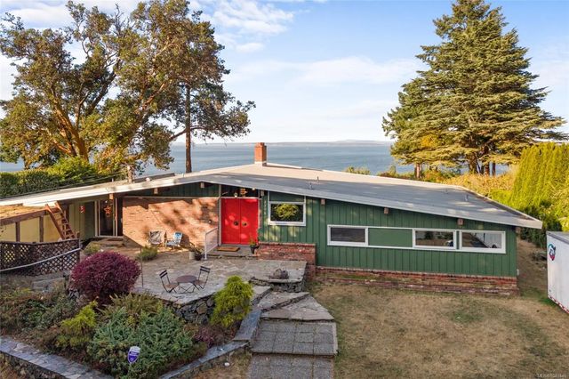 2 of 35 - 4598 Torquay Dr, Saanich, BC