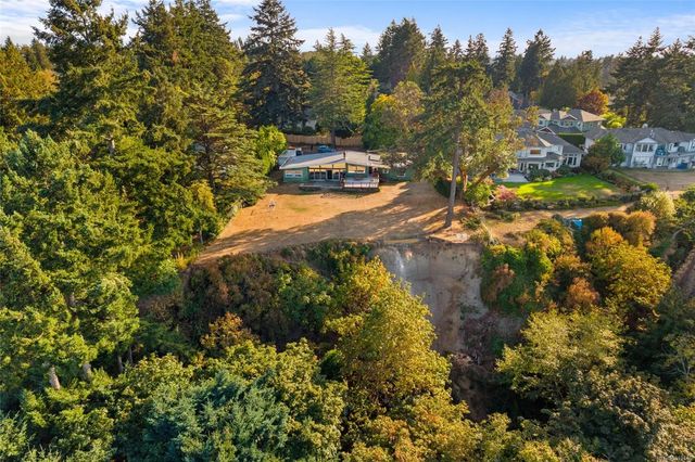 3 of 35 - 4598 Torquay Dr, Saanich, BC