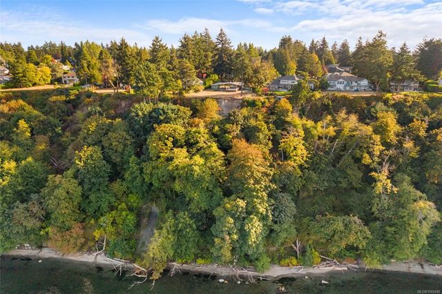 4 of 35 - 4598 Torquay Dr, Saanich, BC