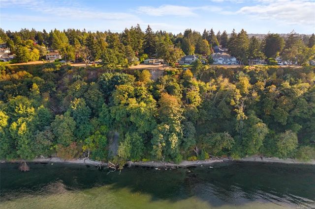 5 of 35 - 4598 Torquay Dr, Saanich, BC