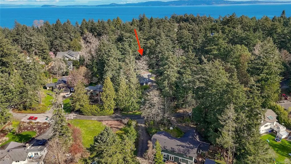2660 Macdonald Dr E, Saanich