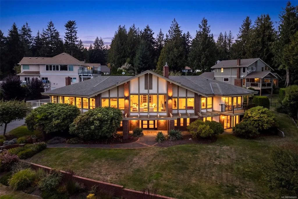 8798 Forest Park Dr, North Saanich