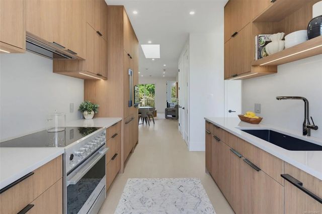 5 of 60 - 1434 Brooke St 4, Victoria, BC