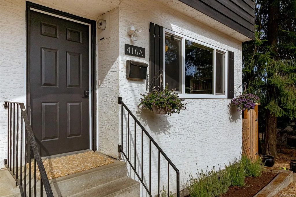 416 Gamble Pl A, Colwood