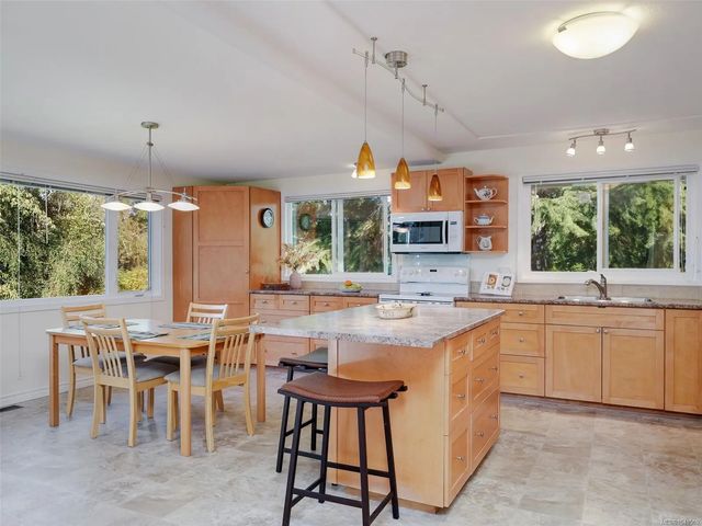 3 of 37 - 9743 Ardmore Dr, North Saanich, BC