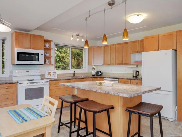4 of 37 - 9743 Ardmore Dr, North Saanich, BC