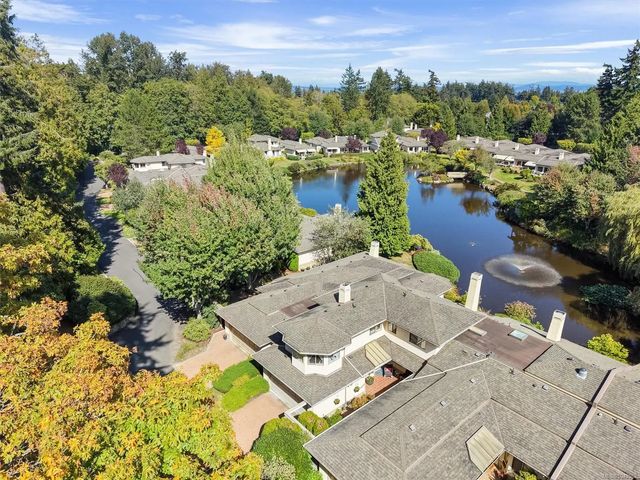 4 of 49 - 4701 Lochside Dr 3, Saanich, BC