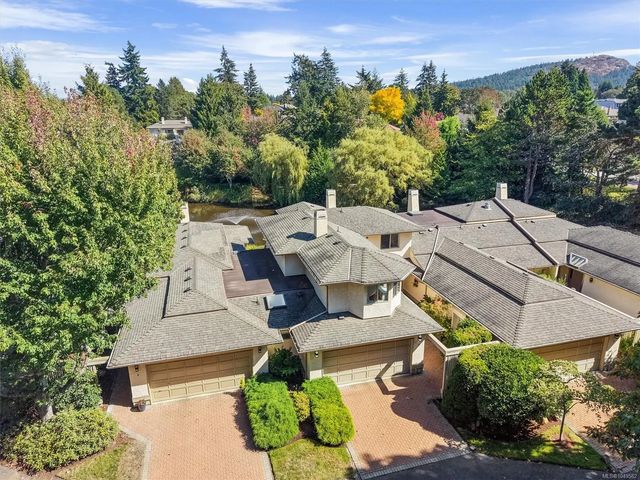 5 of 49 - 4701 Lochside Dr 3, Saanich, BC