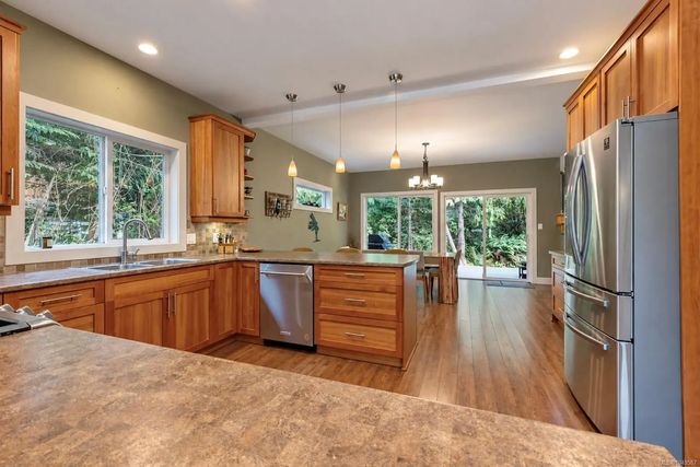 4 of 30 - 700 Ocean Park Dr, Tofino, BC
