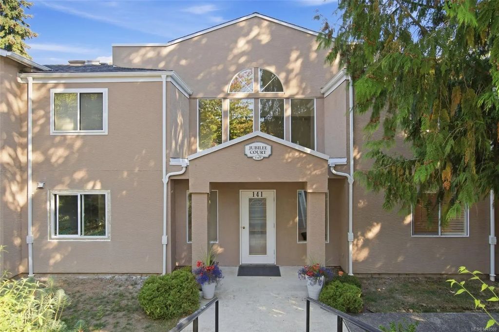 141 Sixth Ave E 4, Qualicum Beach