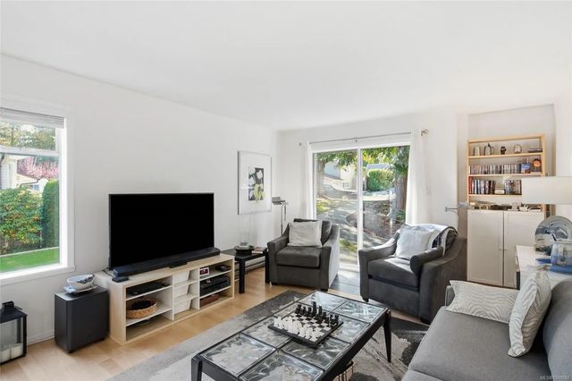 2 of 29 - 141 Sixth Ave E 4, Qualicum Beach, BC