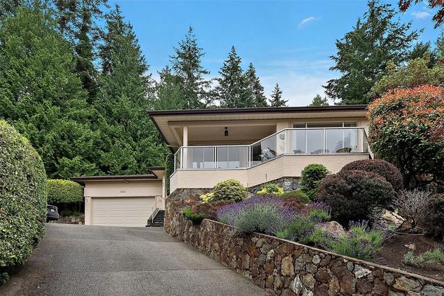 2 of 33 - 4802 Amblewood Dr, Saanich, BC