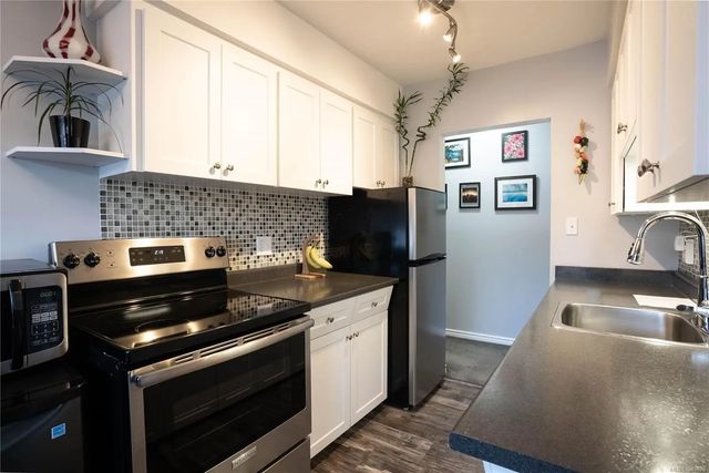 2 of 22 - 352 Burnside Rd W, Saanich, BC
