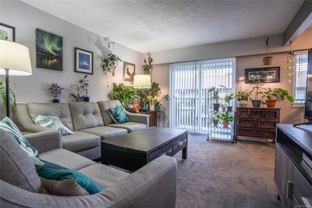 4 of 22 - 352 Burnside Rd W, Saanich, BC