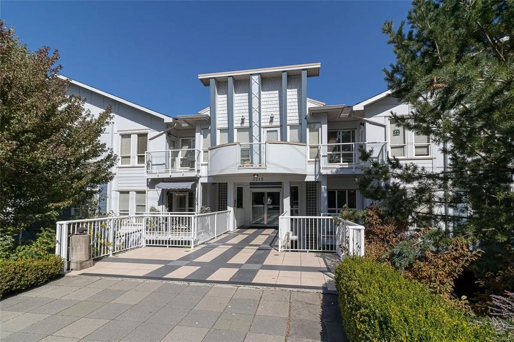 3915 Carey Rd 112, Saanich