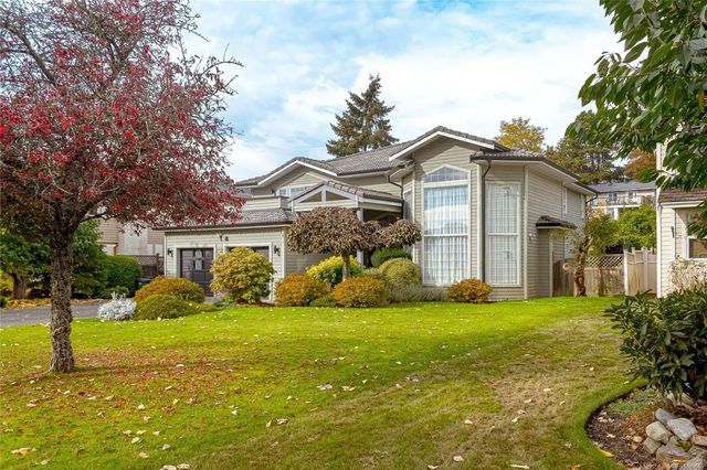 2 of 31 - 812 Dalewood Lane, Saanich, BC
