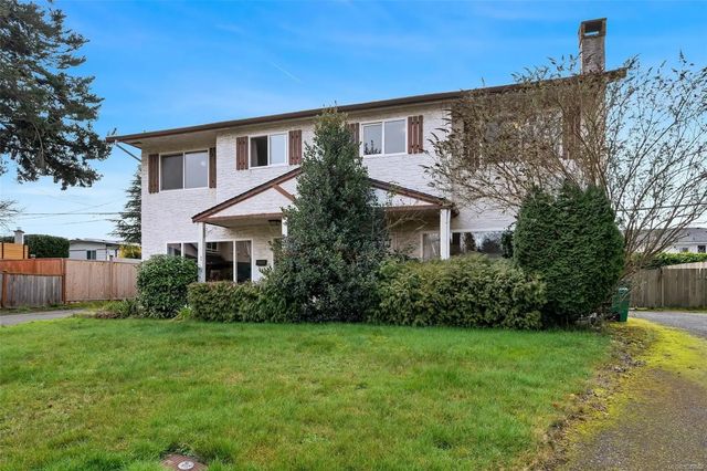 2 of 54 - 1725/1727 Ashdale Pl, Saanich, BC