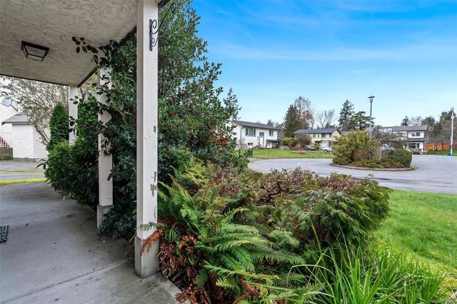 3 of 54 - 1725/1727 Ashdale Pl, Saanich, BC