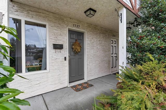 4 of 54 - 1725/1727 Ashdale Pl, Saanich, BC
