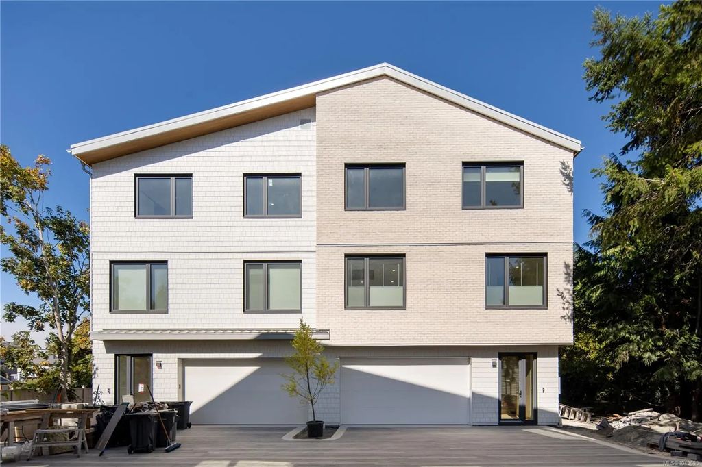 1118 Munro St 3, Esquimalt
