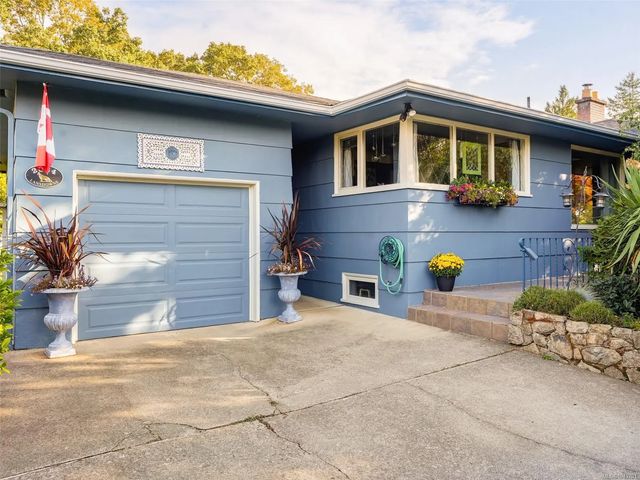 2 of 63 - 2064 Lansdowne Rd, Oak Bay, BC
