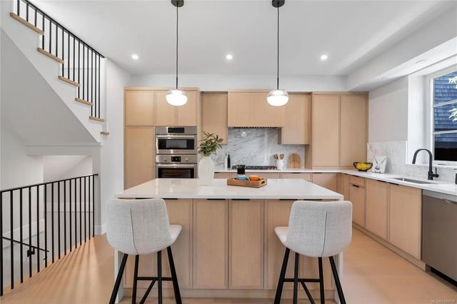 3 of 61 - 2590 Penrhyn St 5, Saanich, BC