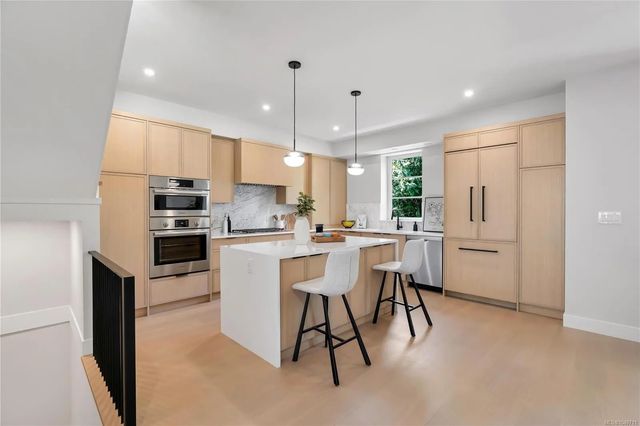 4 of 61 - 2590 Penrhyn St 5, Saanich, BC