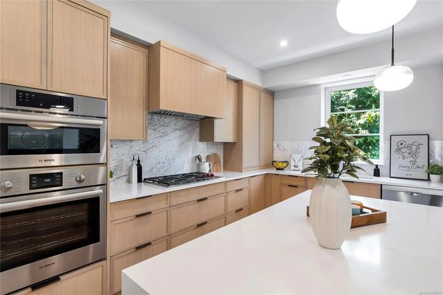 5 of 61 - 2590 Penrhyn St 5, Saanich, BC