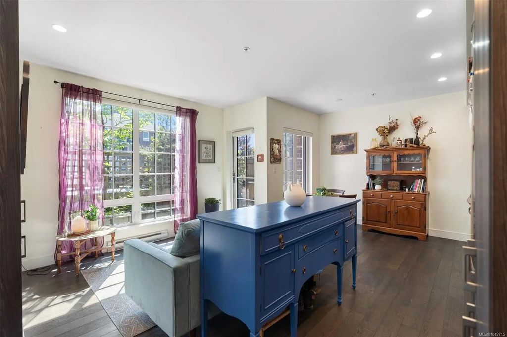 1011 Burdett Ave 105, Victoria