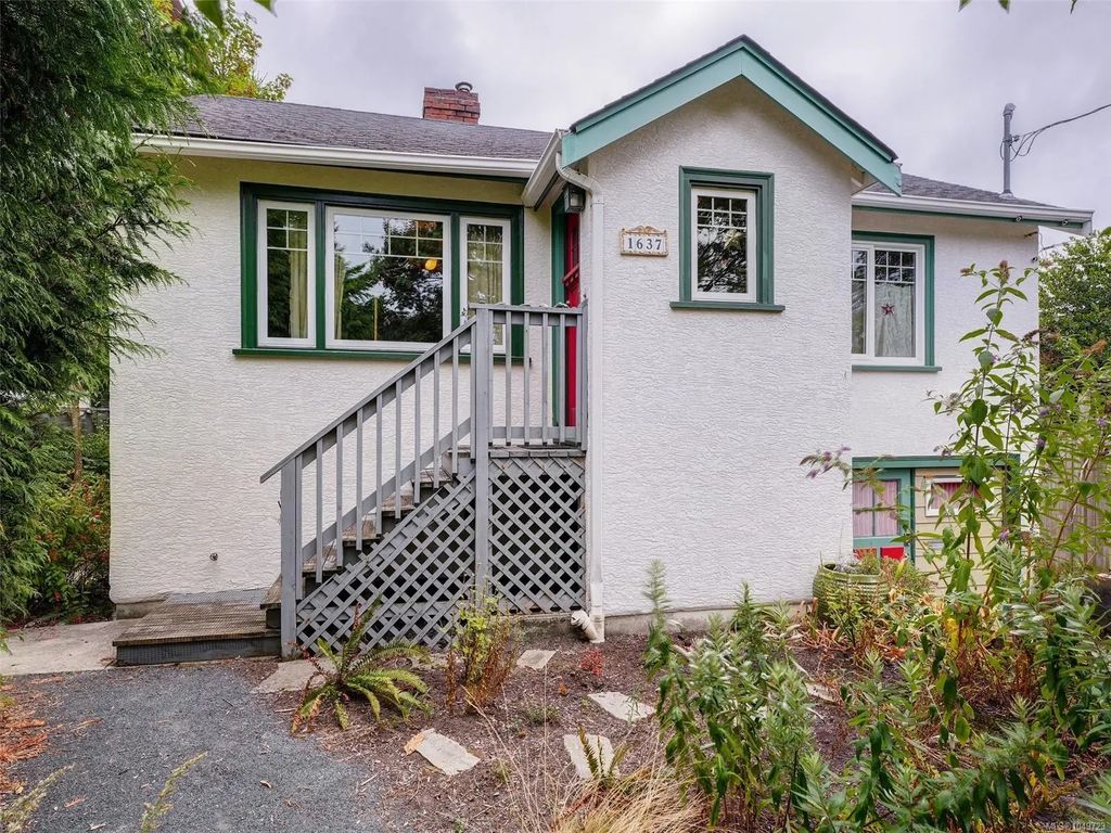 1637 Mcrae Ave, Saanich
