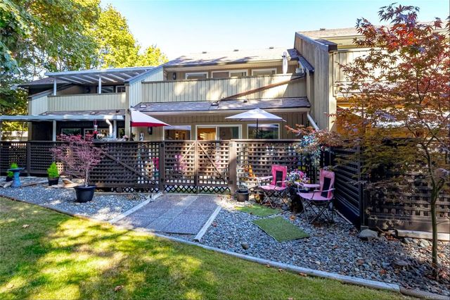 5 of 37 - 3350 Island Hwy W 8, Qualicum Beach, BC