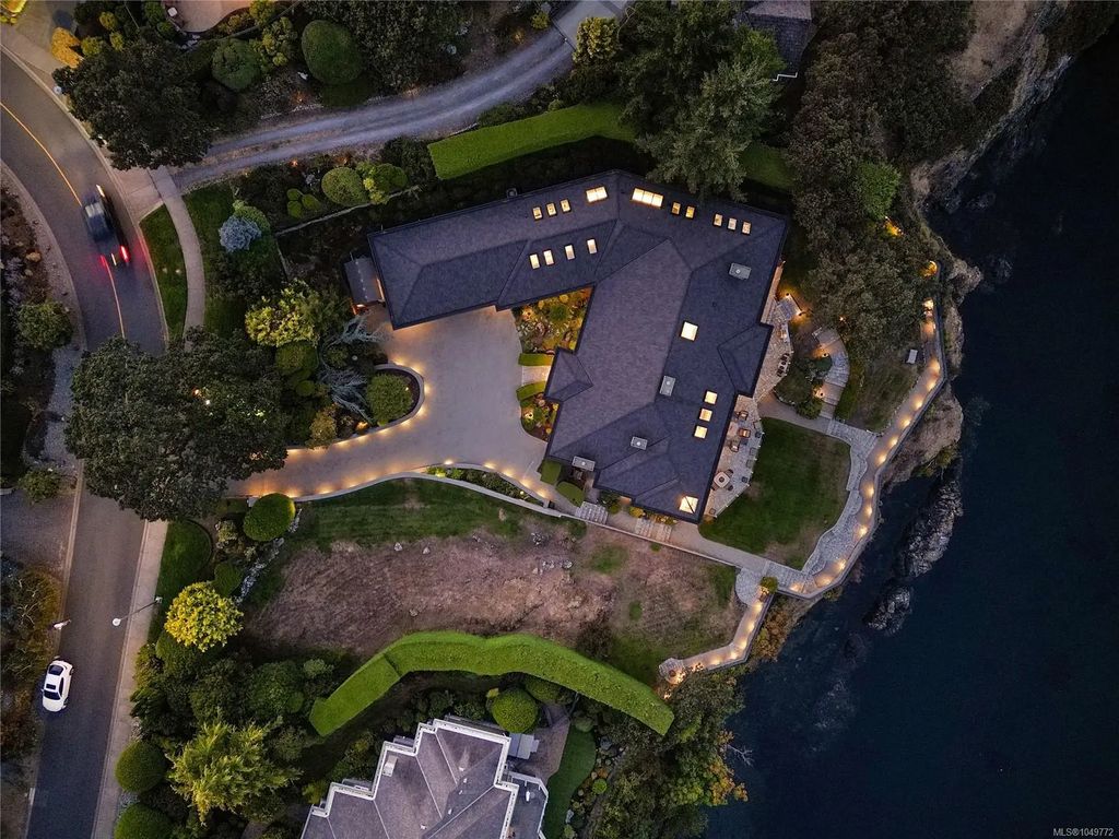 4532 Gordon Point Dr, Saanich