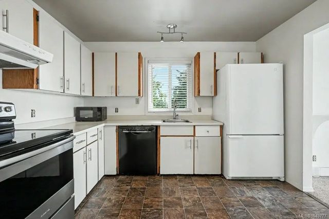 4 of 48 - 3370 Fulton Rd A, Colwood, BC