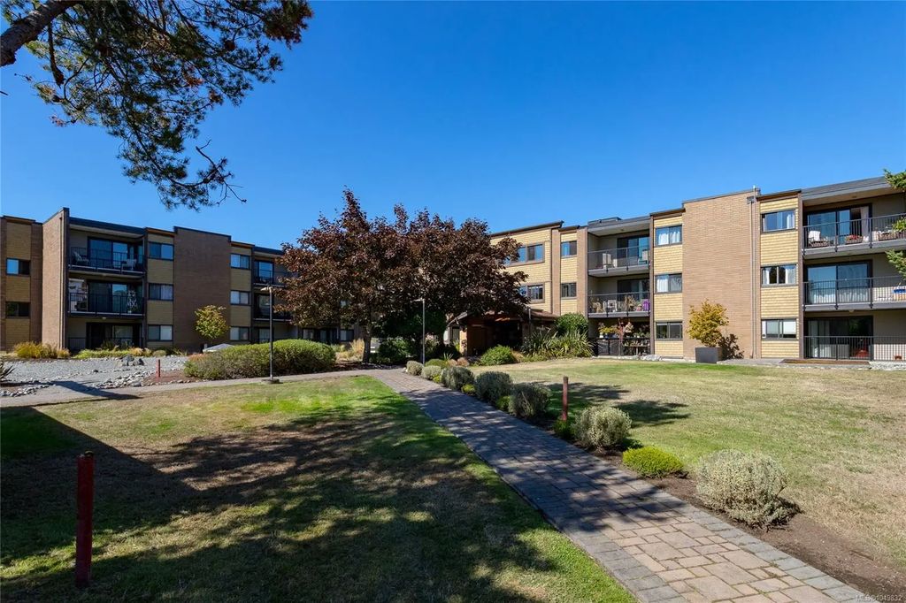 1870 Mckenzie Ave 113, Saanich