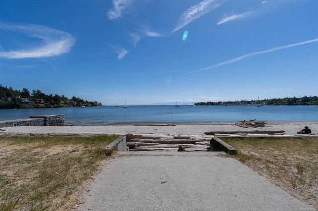 5 of 43 - 2561 Sinclair Rd, Saanich, BC
