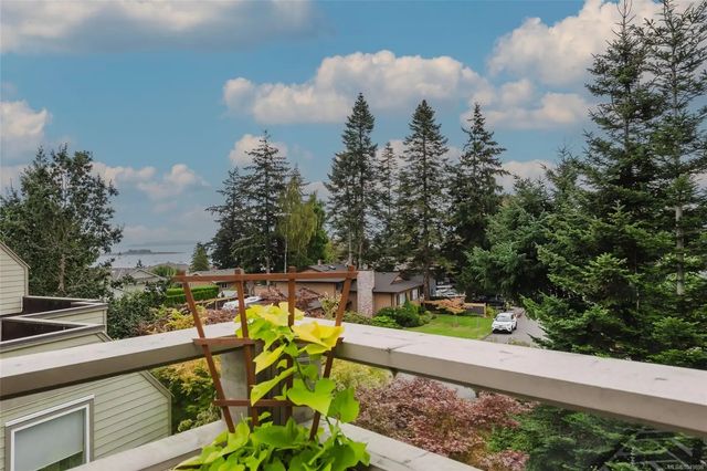 3 of 32 - 2250 Manor Pl 306, Comox, BC