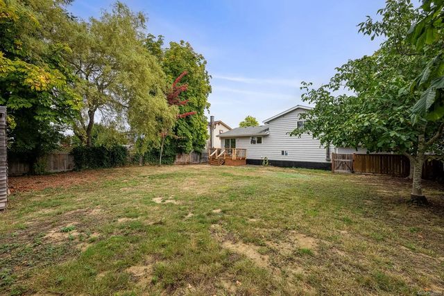 2 of 31 - 163 James St, Parksville, BC