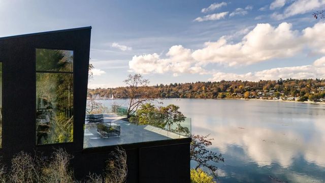 2 of 59 - 2701 Sea View Rd, Saanich, BC