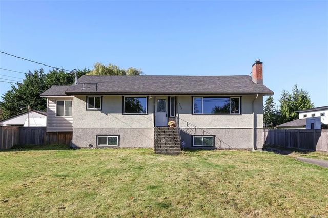 4 of 41 - 3648 Island Hwy S, Campbell River, BC