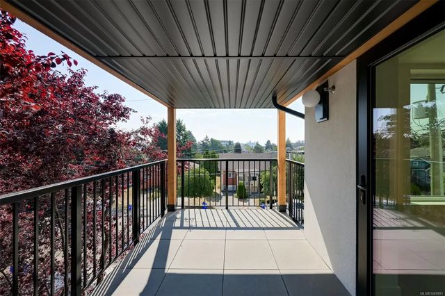 2 of 17 - 958 Wollaston St 2, Esquimalt, BC