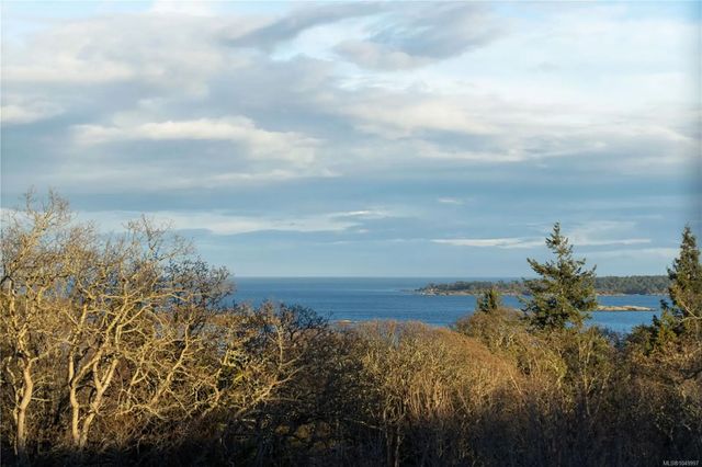 4 of 77 - 3475 Upper Terrace Rd, Oak Bay, BC
