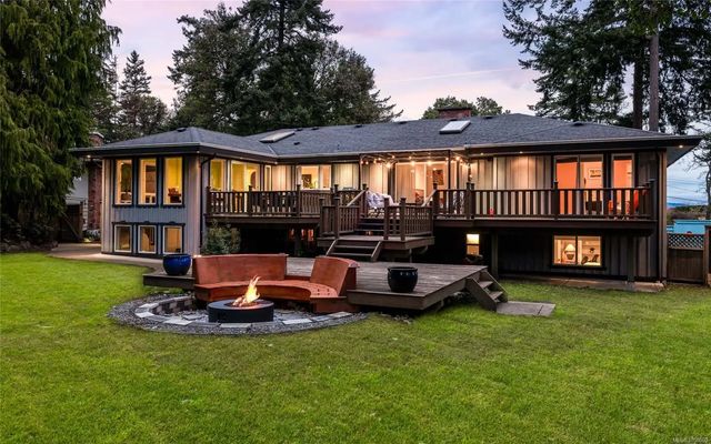 4 of 85 - 2881 Phyllis St, Saanich, BC