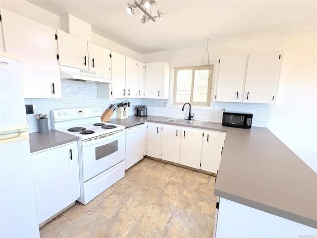 2 of 24 - 28 Riley Pl, Nanaimo, BC