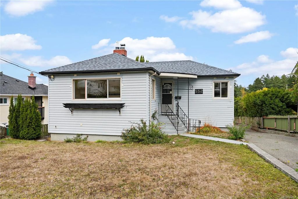 552 Davida Ave, Saanich