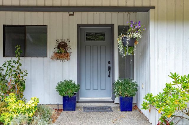 2 of 27 - 3876 Finnerty Rd B, Saanich, BC