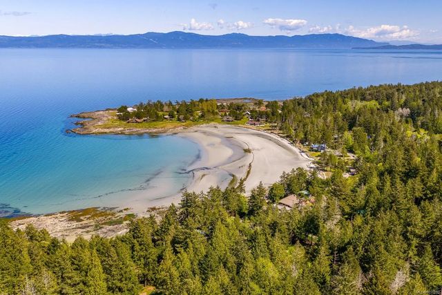 2 of 27 - 7690 Anderson Dr, Hornby Island, BC