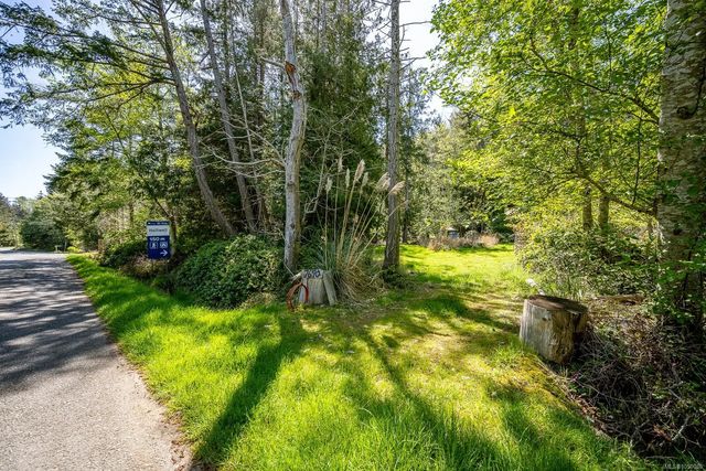 4 of 27 - 7690 Anderson Dr, Hornby Island, BC